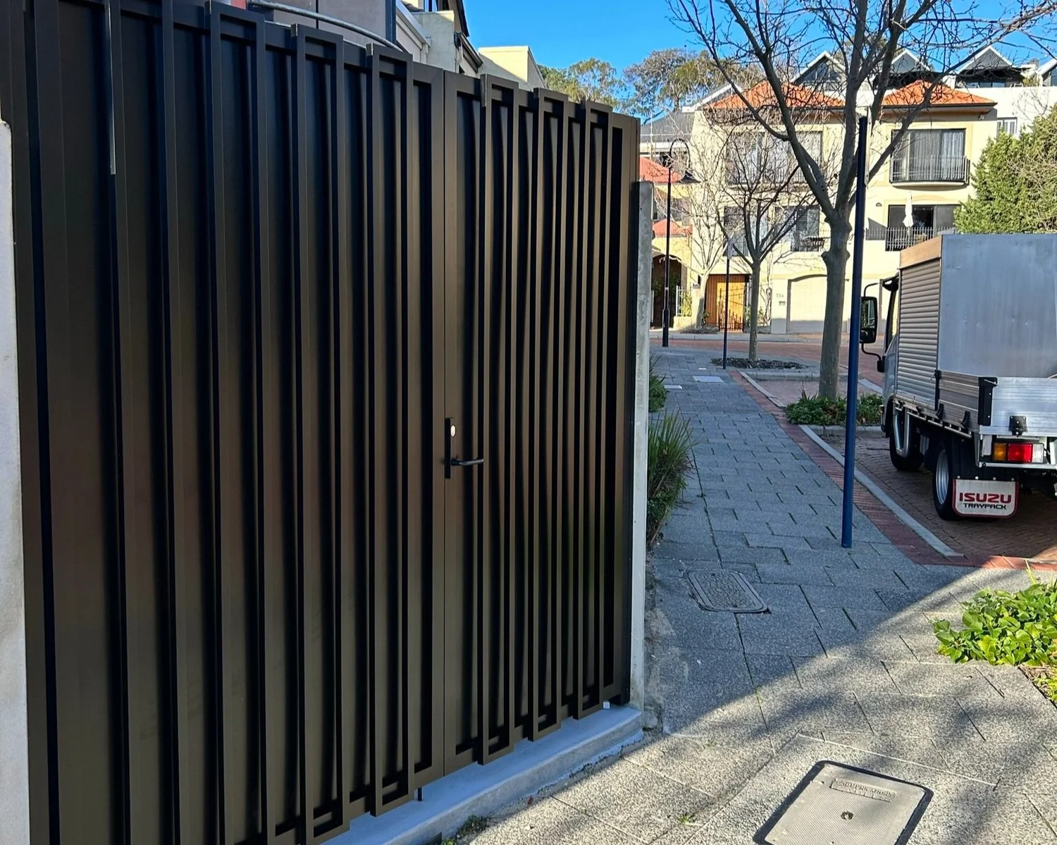 Black aluminium batten-style gate